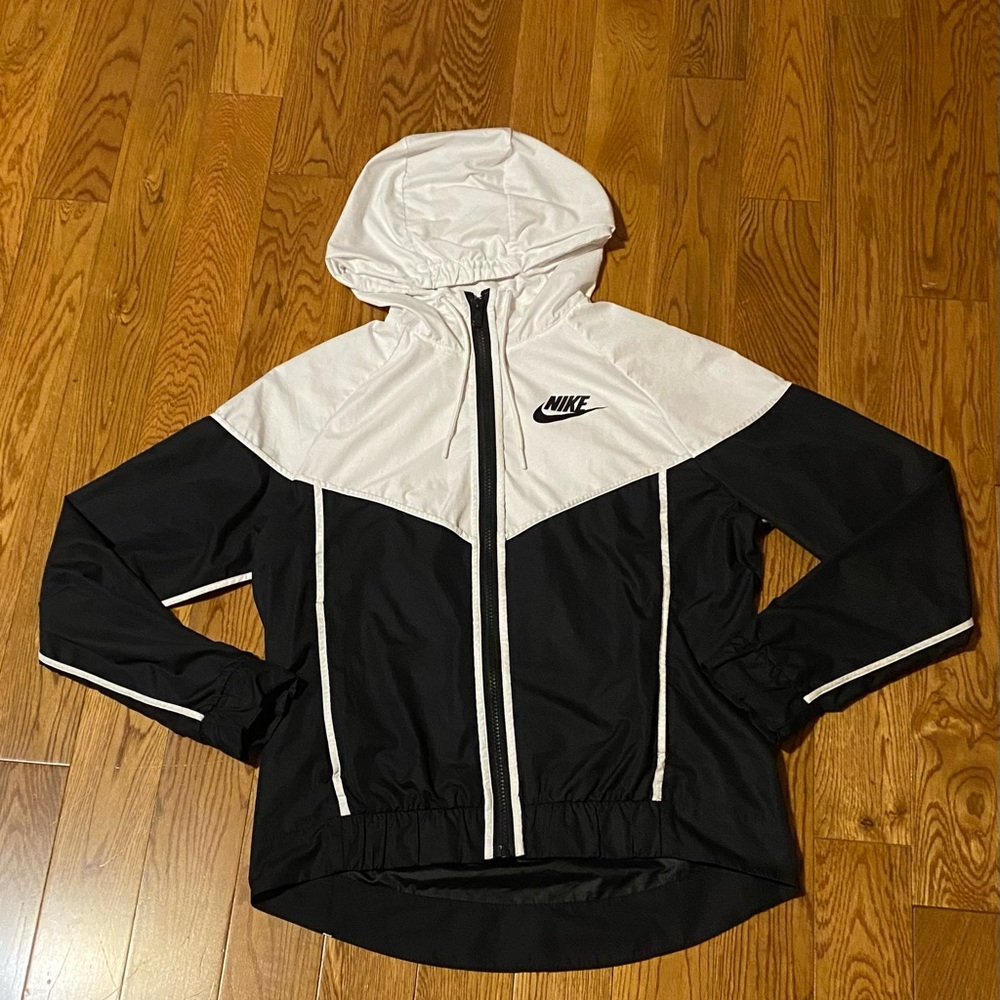 Nike wind runner great condition, woman’s running wind breaker.